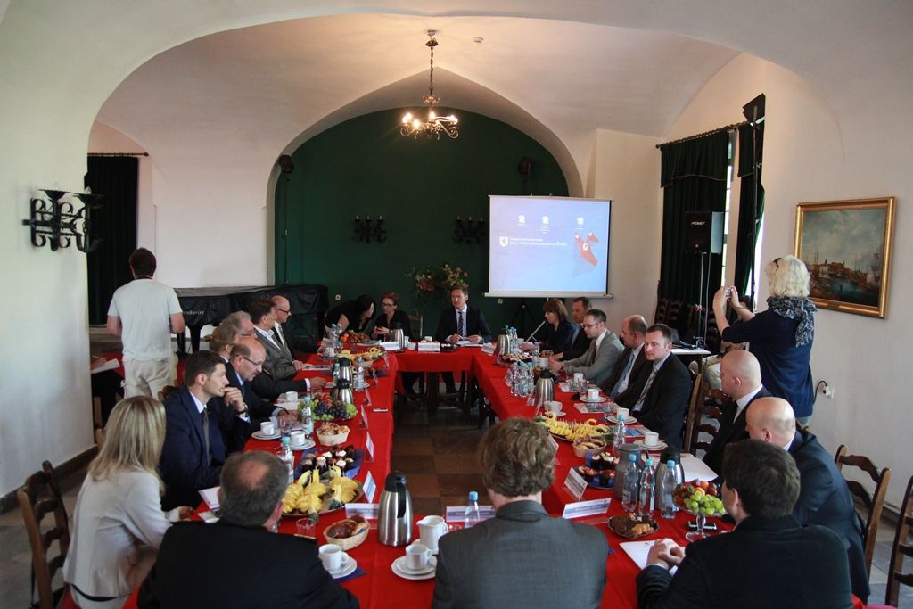 W sali Anny Jagiellonki. Na dyskusję portowców zaprosił marszałek Olgierd Geblewicz.