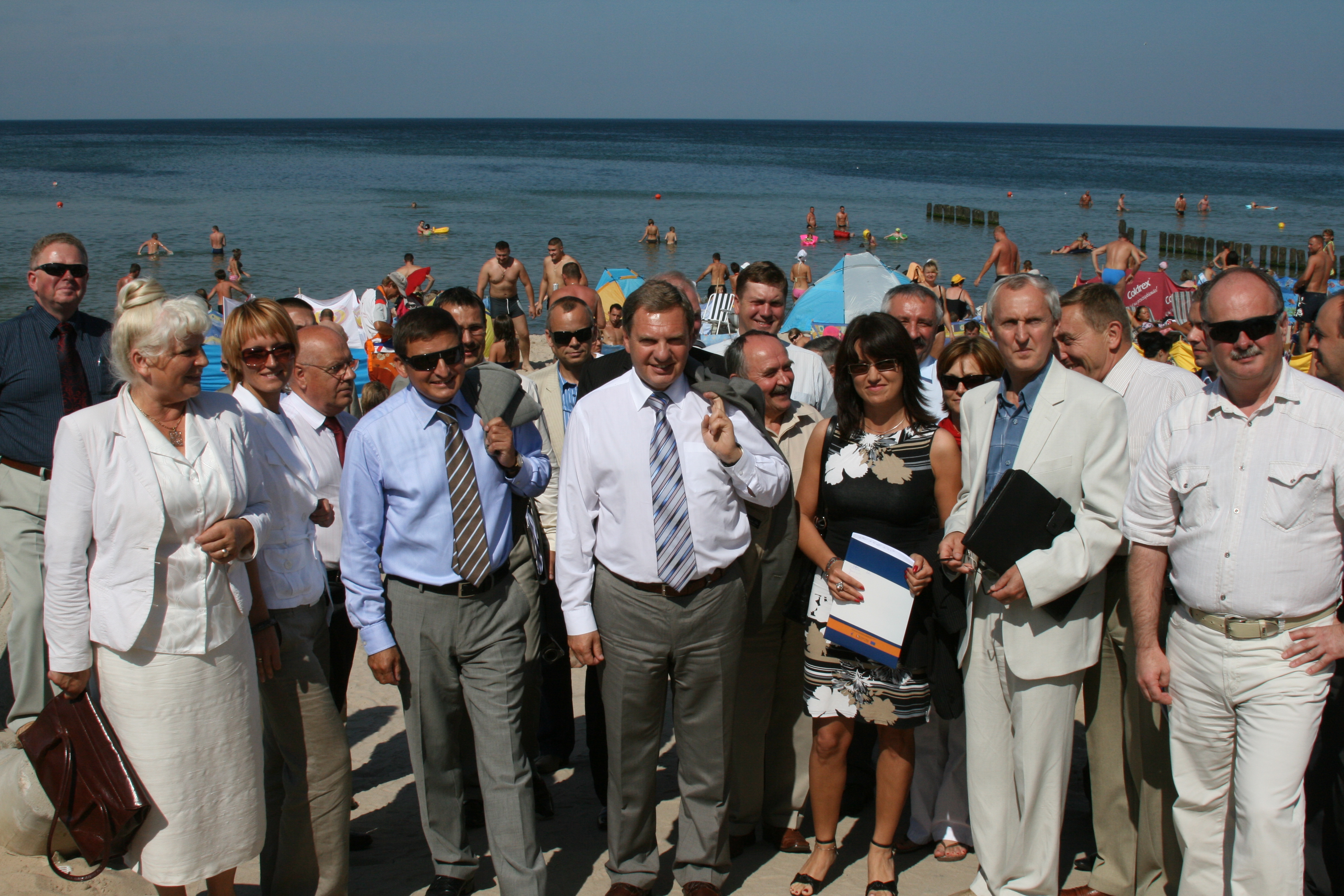 Uczestnicy spotkania na mieleńskiej plaży. W środku ”“ marszałek Władysław Husejko.