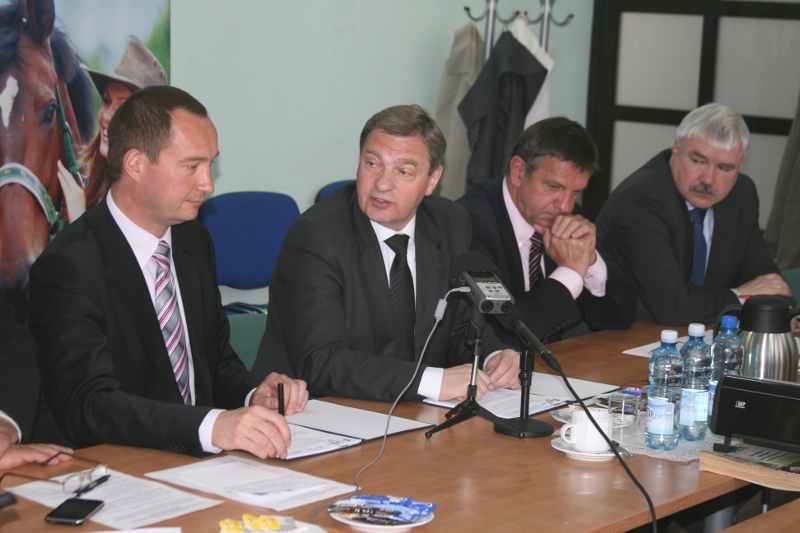 Umowa czeka jeszcze na podpisy. Przy stole siedzą (od lewej) Artur Mackiewicz, Władysław Husejko, Marek Hok oraz Konstanty Oświęcimski.