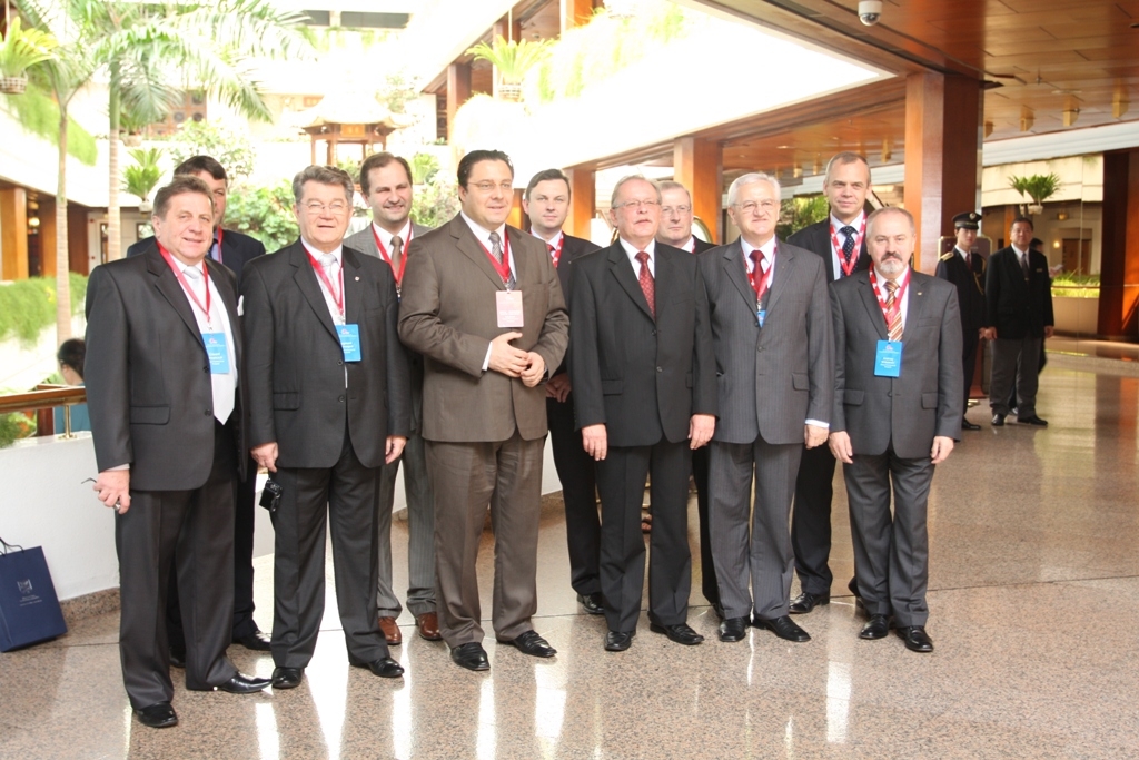 Już na chińskiej ziemi. Delegacja Województwa Zachodniopomorskiego w pełnym składzie.