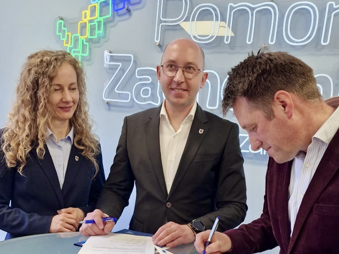 podpisanie umowy w sali konferencyjnej; podpis składa wiceprezes i założyciel fundacji Arkadiusz Borysiewicz, onok stoi wicemarszałek Jakub Kowalik i radna województwa Karolina Siwek