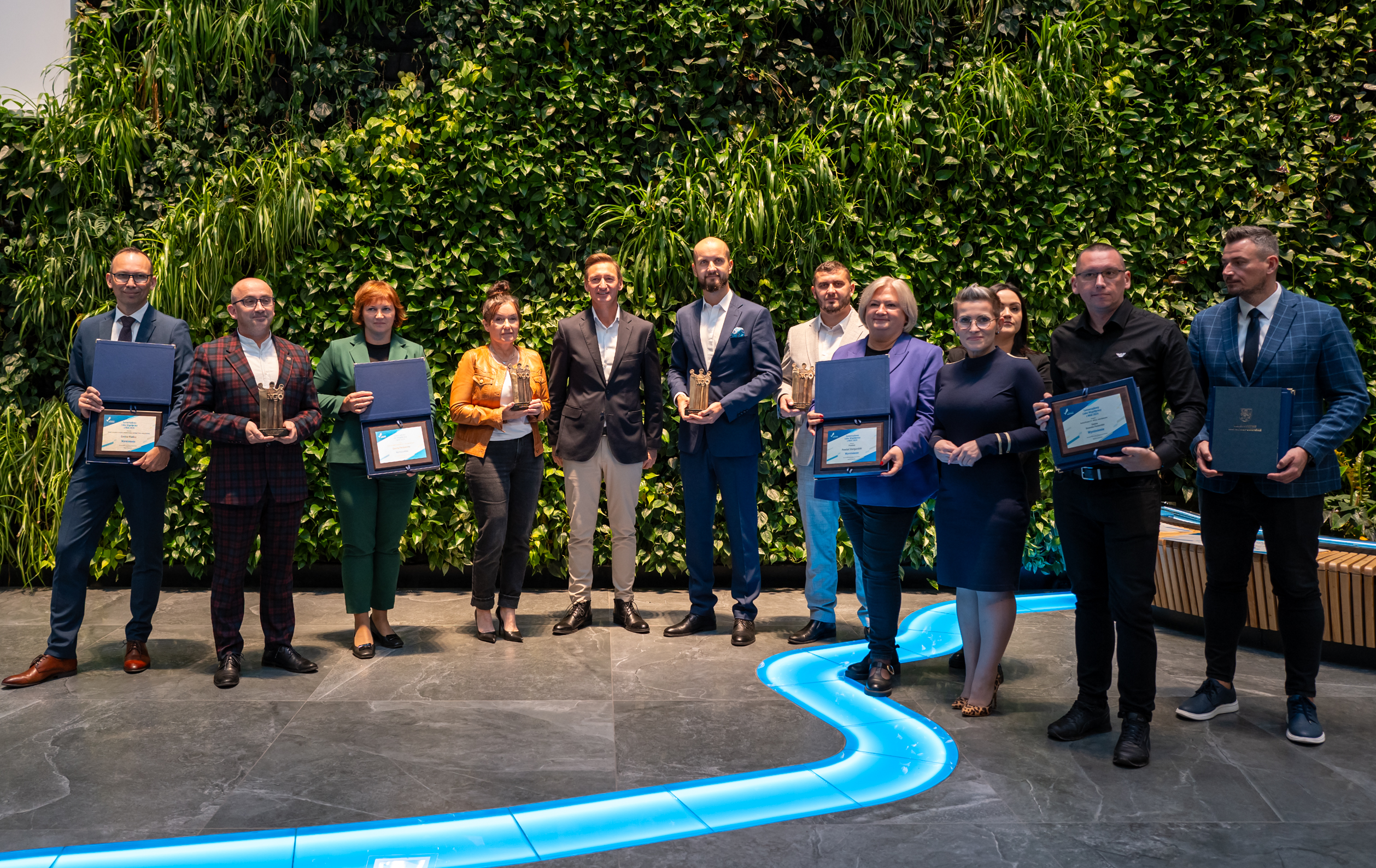 zdjęcie laureatów z marszałkiem 