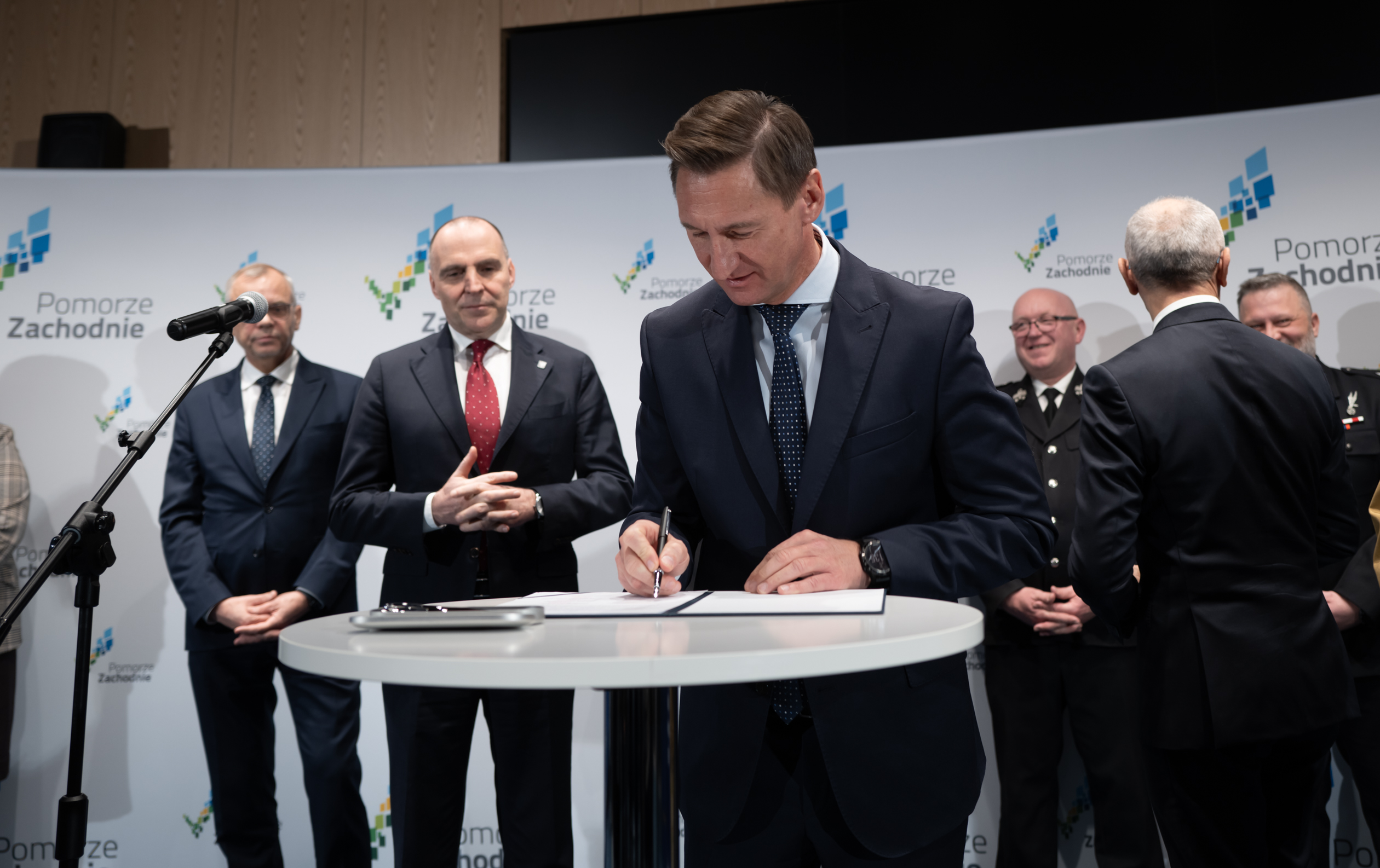 podpisanie listu przez marszałka