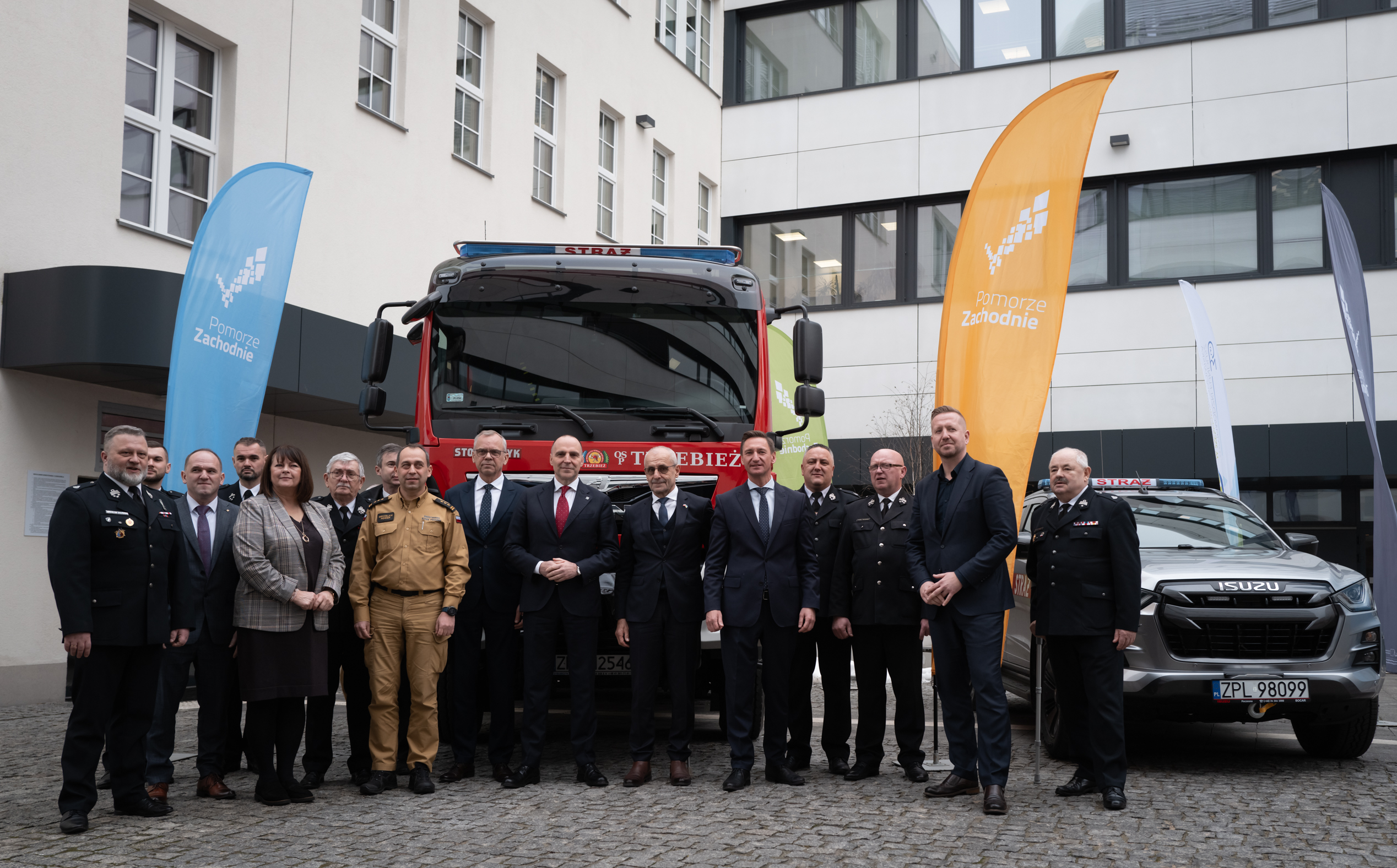 zdjęcie grupowe na tle wozu strażackiego