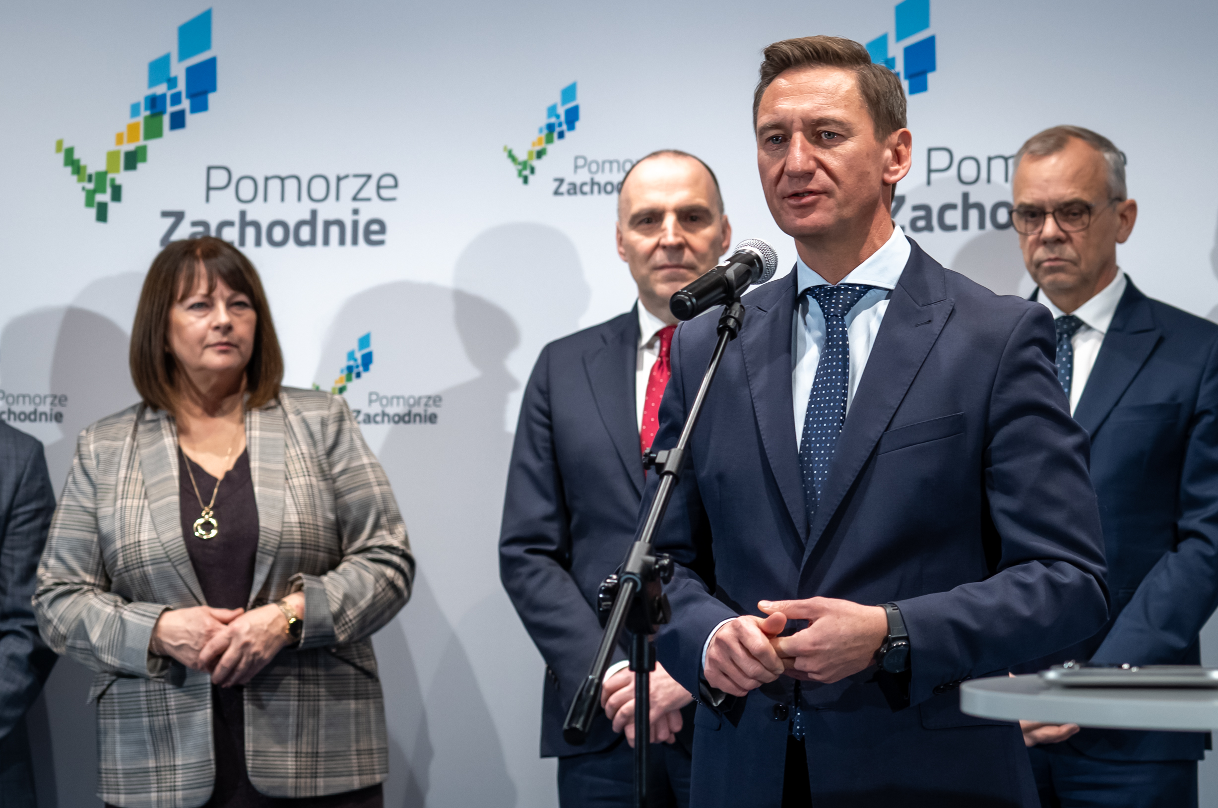 marszałek Olgierd Geblewicz podczas podpisania umowy