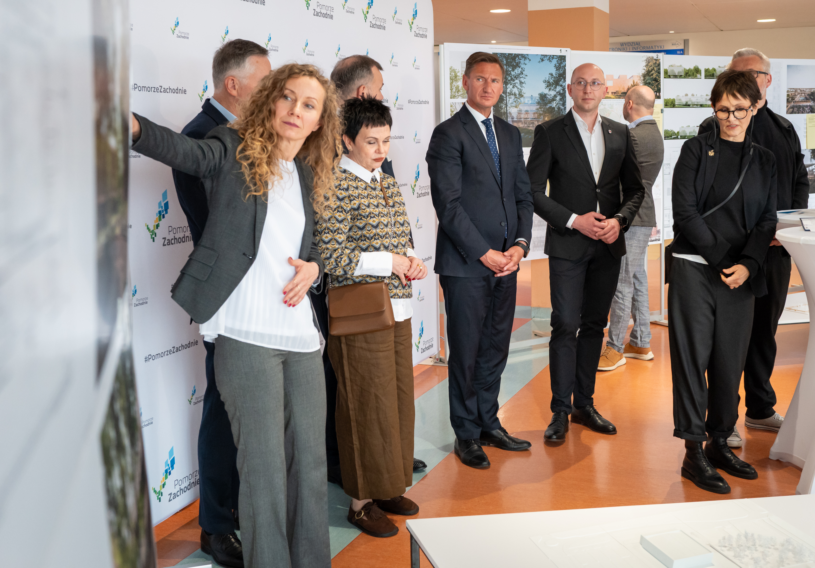 Radna Sejmiku Województwa Zachodniopomorskiego i Członek Zarządu oddziału SARP Koszalin prezentuje zwycięską pracę