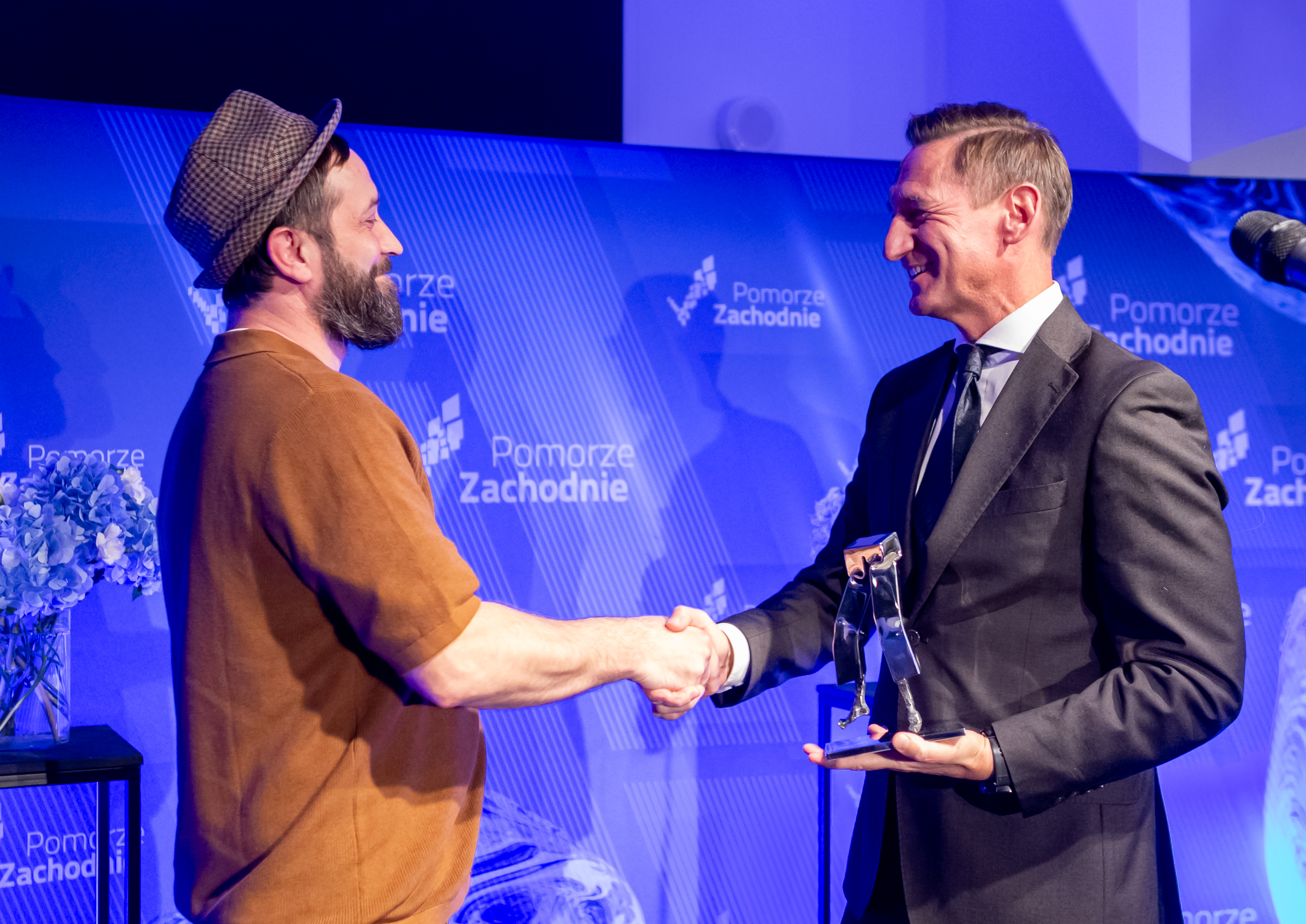 marszałek wręcza nagrodę laureatowi