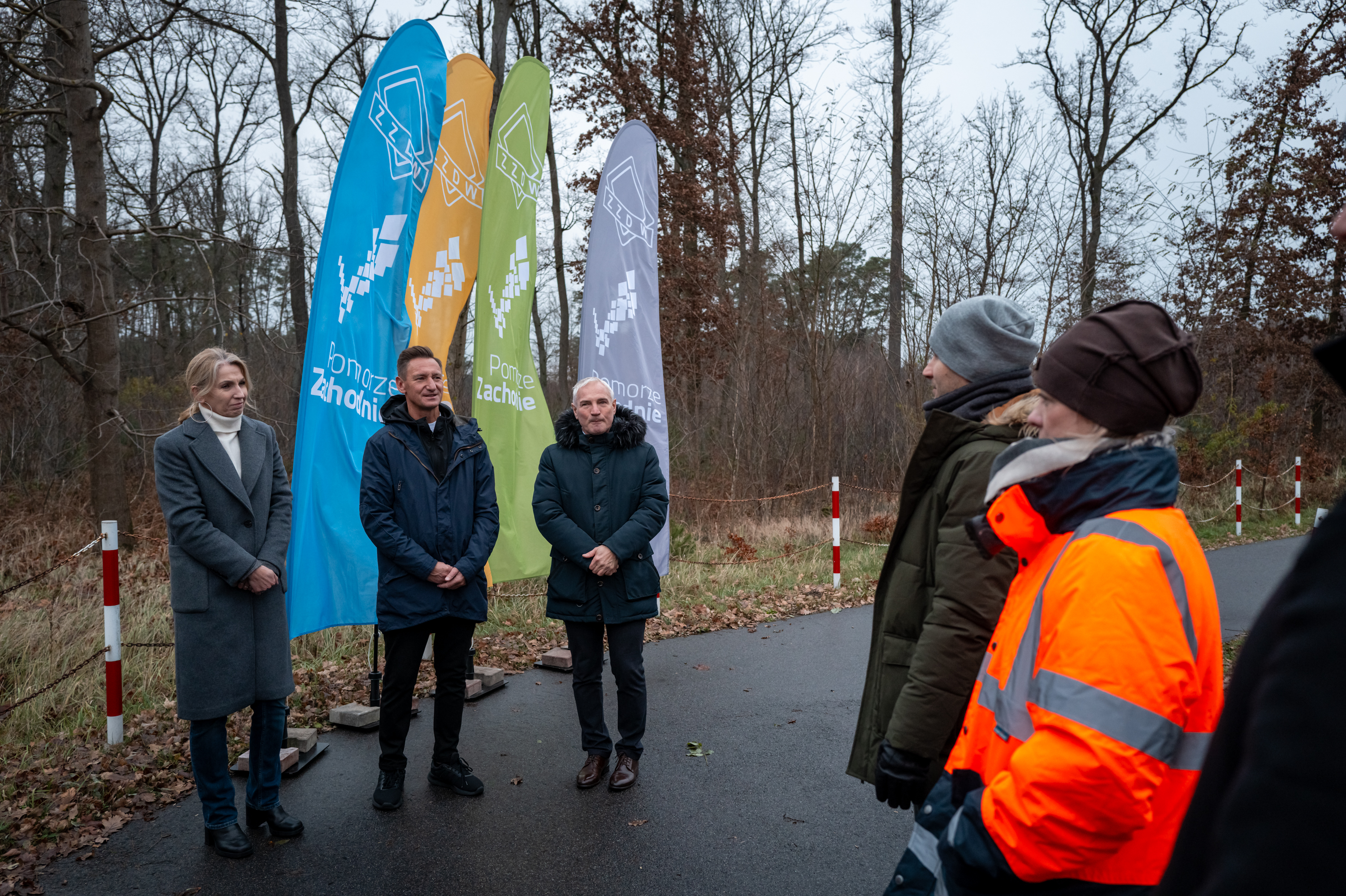 Marszałek Olgierd Geblewicz i dyrektor ZZDW Waldemar Wejnmerowski przekazują plac budowy firmie Strabag, która wybuduje trasę rowerową łaczącą Goleniów i Modrzewie