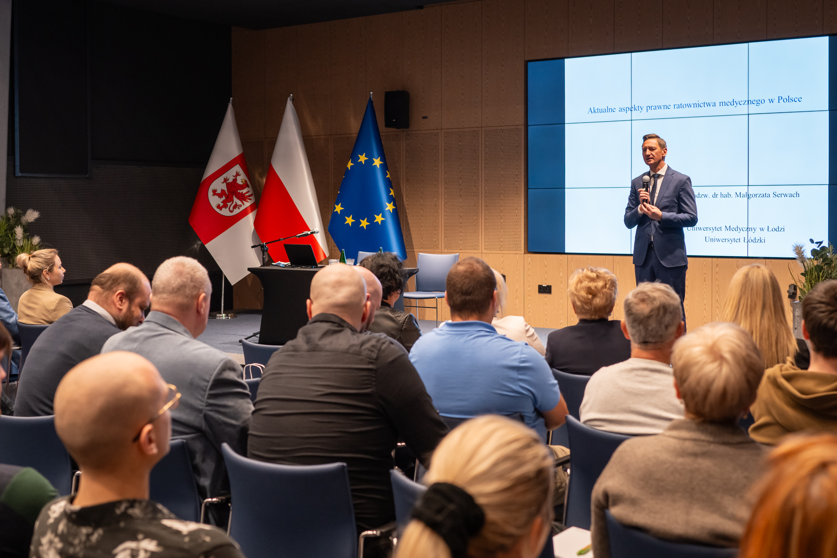 Marszałek Geblewicz ze sceny wita uczestników seminarium. 