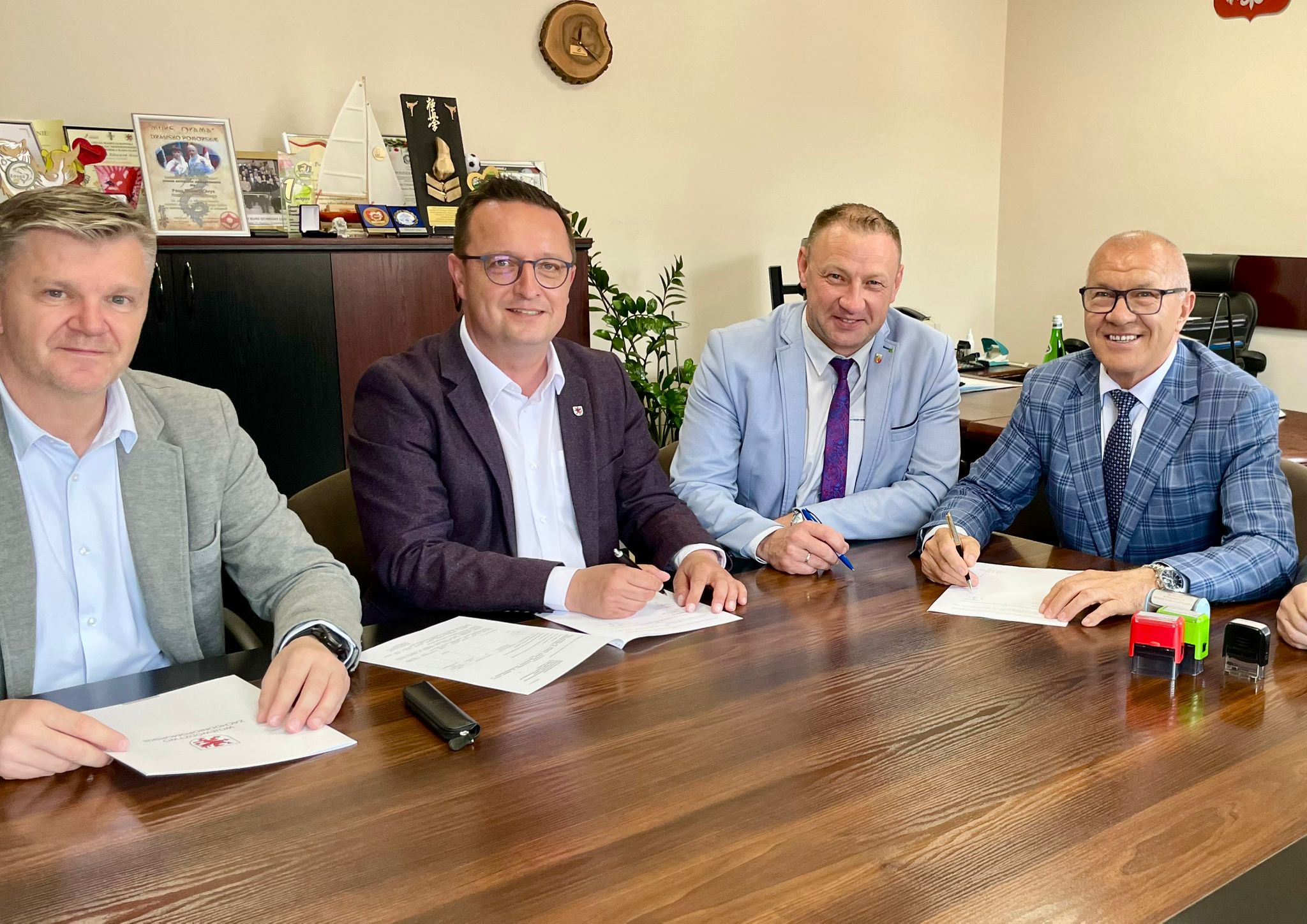 członek zarządu Bogdan Jaroszewicz z beneficjentami z powiatu łobeskiego