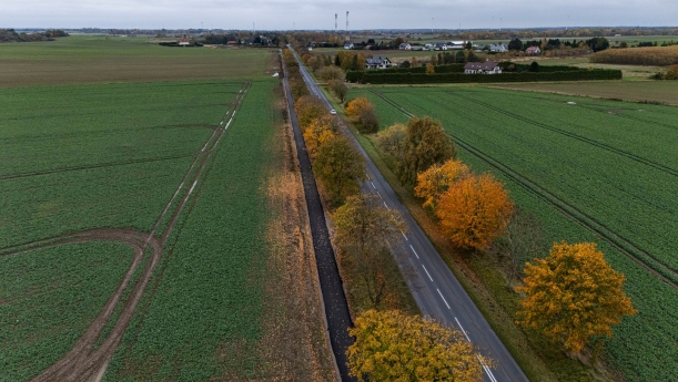 Trwa budowa trasy rowerowej wzdłuż DW163 na odcinku Kołobrzeg-Pyszka