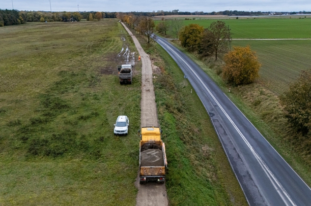 Trwa budowa trasy rowerowej wzdłuż DW163 na odcinku Kołobrzeg-Pyszka
