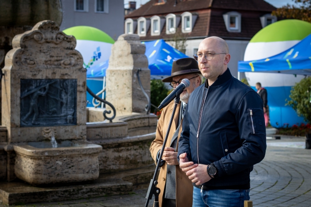 Wicemarszałek Województwa Zachodniopomorskiego Jakub Kowalik podczas festynu z okazji zakończenia przebudowy DW203