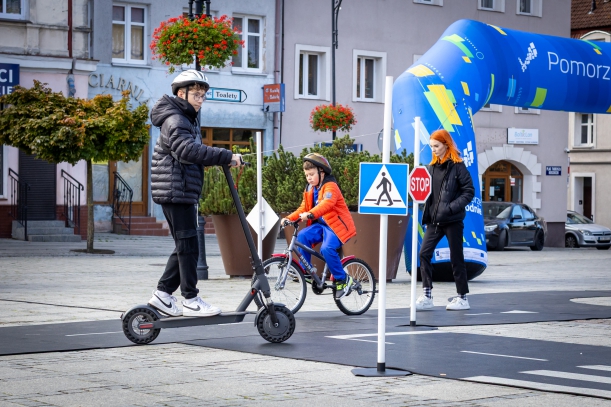 Miasteczko ruchu drogowego podczas festynu w Darłowie