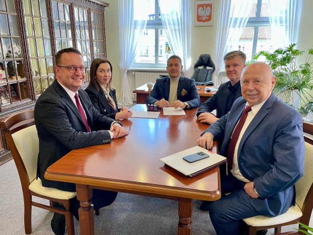 spotkanie w gabuinecie podczas których została podpisana umowa 