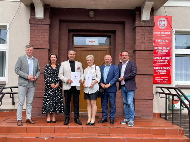 członek zarządu Bogdan Jaroszewicz z beneficjentami z gminy Dobra