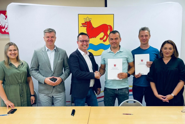 członek zarządu Bogdan Jaroszewicz z beneficjentami z gminy Radowo Małe