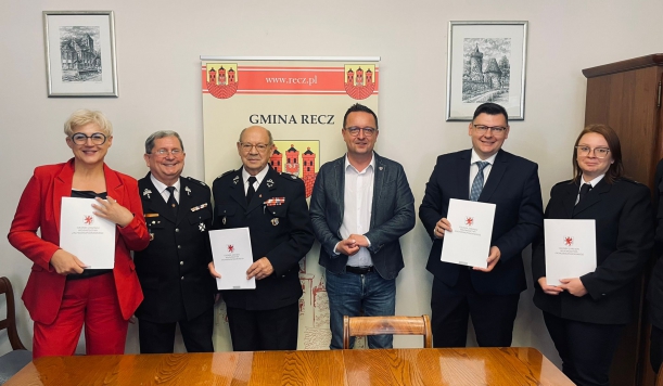 członek zarządu Bogdan Jaroszewicz z beneficjentami z gminy Recz