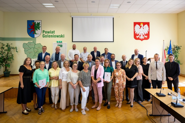 marszałek Olgierd Geblewicz stoi ze wszystkimi beneficjentami z powiatu goleniowskiego