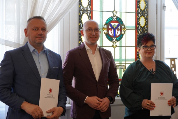 wspólne zdjęcie  po podpisaniu umowy w urzędzie 