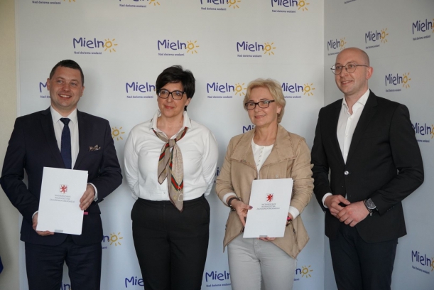 wspólne zdjęcie  po podpisaniu umowy w Mielnie