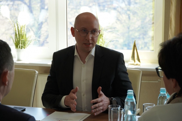 wicemarszałek Jakub Kowalik podpsuje umowę