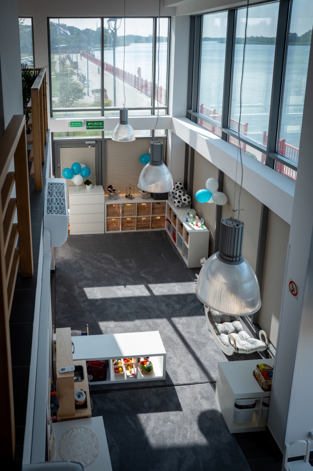 widok na klub, który znajduje się w bosmanacie, widać duże okna i lampy oraz elementy wyposażenia