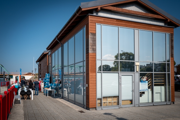 budynek bosmanatu w Gryfinie - obiekt jest nowoczesny, z dużymi oknami, przeszleniami i elementami drewna 