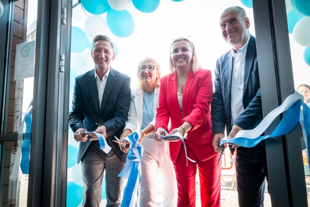 uroczyste przecięcie wstęgi, po lewej stronie marszałek, w środku dwie kobiety z kadry klubu, po prawej burmistrz