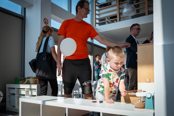 tata z dzieckiem podczas otwarcia klubu zwiedzają nowy obiekt 