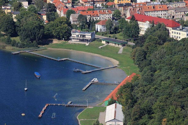 Widok z lotu ptakach na jezioro Klukom. 