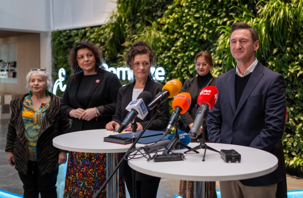 wspólne zdjęcie gości konferencji prasowej w urzędzie marszałkowskim