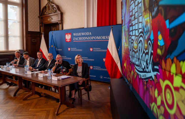 Bogdan Jaroszewicz, członek Zarządu Województwa Zachodniopomorskiego (trzeci od lewej) i wojewoda zachodniopomorski Adam Rudawski (czwarty od lewej) oraz Jurek Owsiak (drugi z prawej)