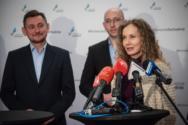 na pierwszym planie radna Karolina Siwek podczas konferencji prasowej