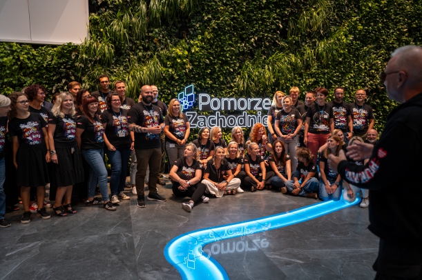 Jurek Owsiak z pracownikami Urzędu Marszałkowskiego Województwa Zachodniopomorskiego, którzy podczas 30. edycji Pol’and’Rock byli wolontariuszami