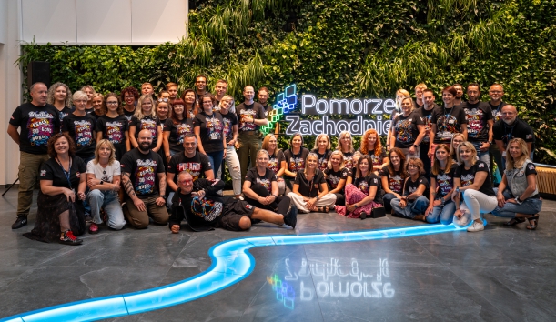 Jurek Owsiak z pracownikami Urzędu Marszałkowskiego Województwa Zachodniopomorskiego, którzy podczas 30. edycji Pol’and’Rock byli wolontariuszami