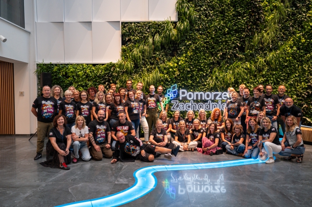 Jurek Owsiak z pracownikami Urzędu Marszałkowskiego Województwa Zachodniopomorskiego, którzy podczas 30. edycji Pol’and’Rock byli wolontariuszami