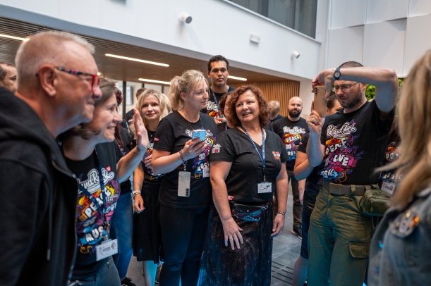 Jurek Owsiak z pracownikami Urzędu Marszałkowskiego Województwa Zachodniopomorskiego, którzy podczas 30. edycji Pol’and’Rock byli wolontariuszami