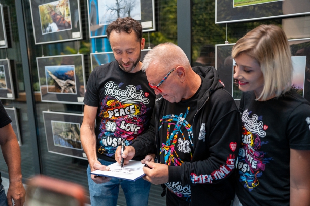 Jurek Owsiak z pracownikami Urzędu Marszałkowskiego Województwa Zachodniopomorskiego, którzy podczas 30. edycji Pol’and’Rock byli wolontariuszami