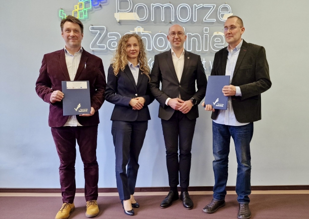 wspólne zdjęcie gosci spotkania, na zdjęciu stoi trzech mężczyzn i kobieta (radna wojewdztwa)