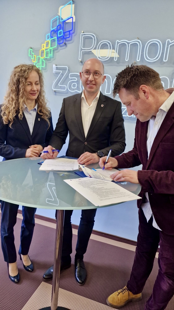 podpisanie umowy przez Arkadiusza Borysiewicza, obok stopi wicemarszałek Kowalik i radna województwa Karolina Siwek