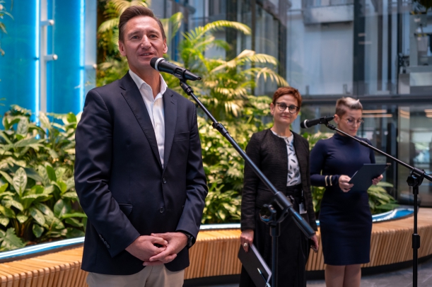 marszałek województwa Olgierd Geblewicz przemawia, w tle zielona ścianka 