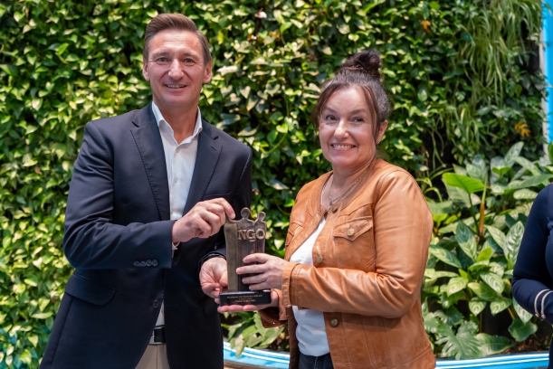 Ewa Zagórska odbiera nagrode od marszałka Olgierda Geblewicza