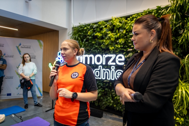 od lewej: ratowniczka medyczna i prowadząca Sandra Jędras