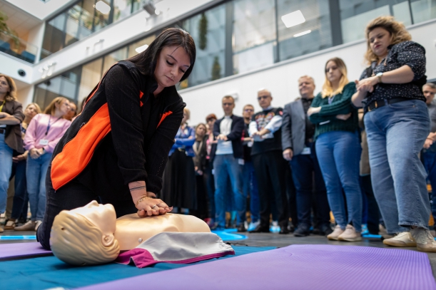 urzędniczka ćwiczy naukę udzielania pierwszej pomocy na fantomie