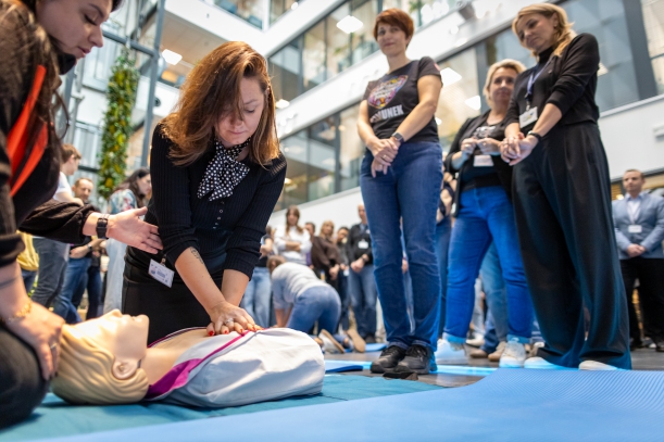 urzędniczka ćwiczy nauke udzielania [ierwszej pomocy