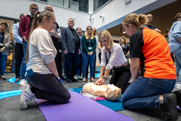 akcja ćwiczenia pierwszej pomocy na fantomie,