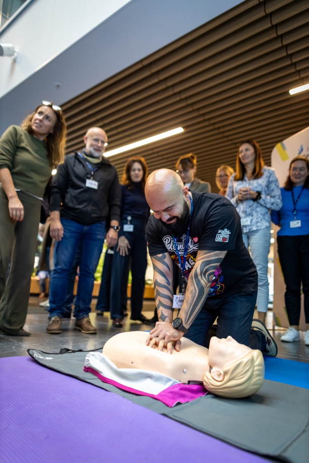 urzędniczka ćwiczy nauke udzielania pierwszej pomocy przy uzyciu fantomu