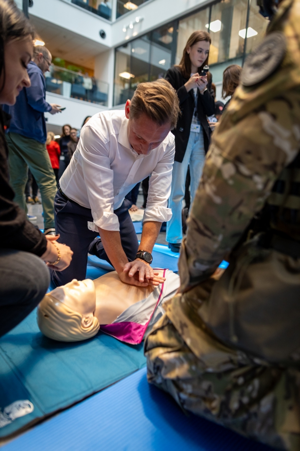 marszałek Olgierd Geblewicz podczas ćwiczeń