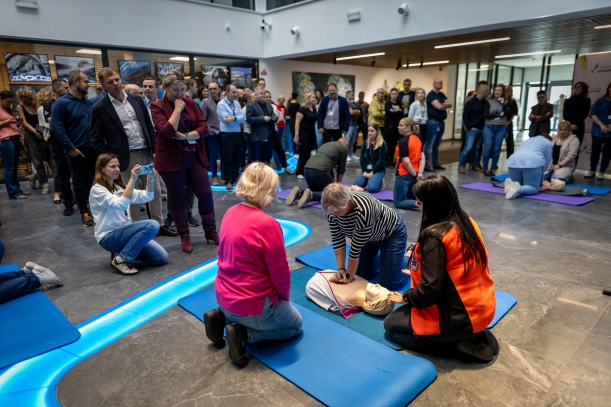 nauka udzielania pierwszej pomocy - ćwiczenia na fantomie